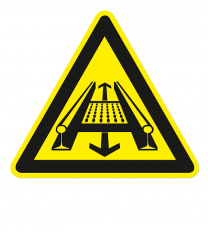 Warnzeichen Warnung vor Gefahren durch eine Förderanlage im Gleis